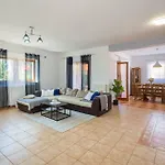 4 Schlafzimmer, 3 Badezimmer, Wohnzimmer, Voll Ausgestattete Kueche, Privater Pool, Sommerkueche, Grill, Garten