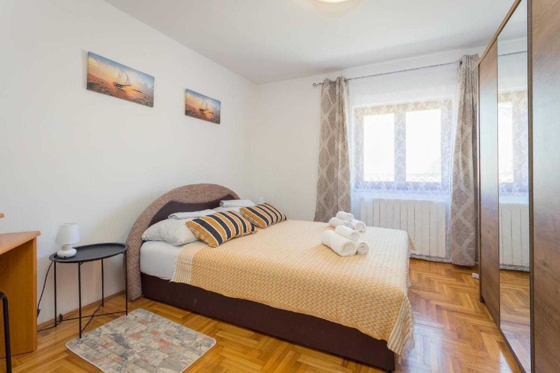 Ferienhaus 4 Schlafzimmer, 3 Badezimmer, Wohnzimmer, Voll Ausgestattete Kueche, Privater Pool, Sommerkueche, Grill, Garten Pula
