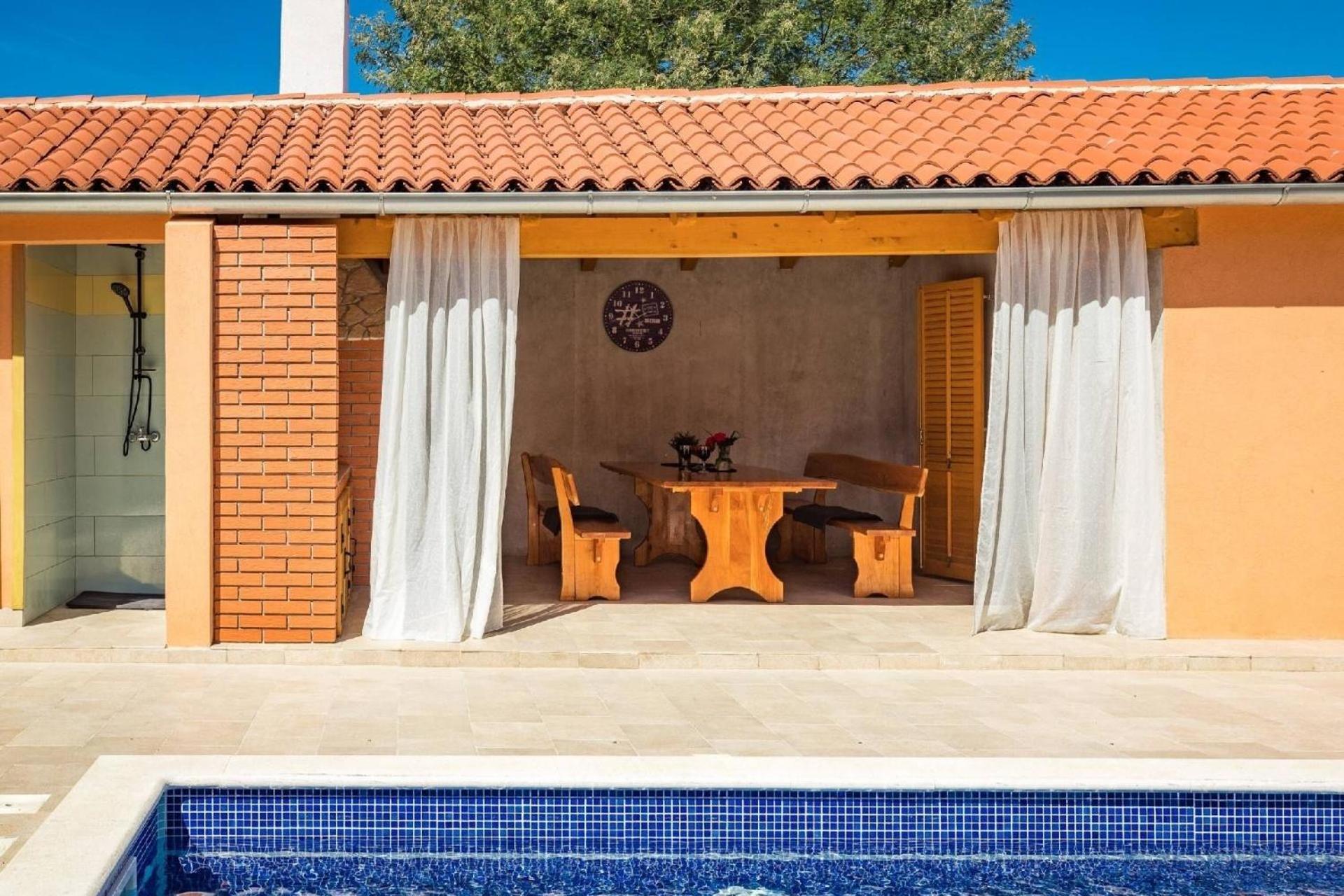 4 Schlafzimmer, 3 Badezimmer, Wohnzimmer, Voll Ausgestattete Kueche, Privater Pool, Sommerkueche, Grill, Garten *
