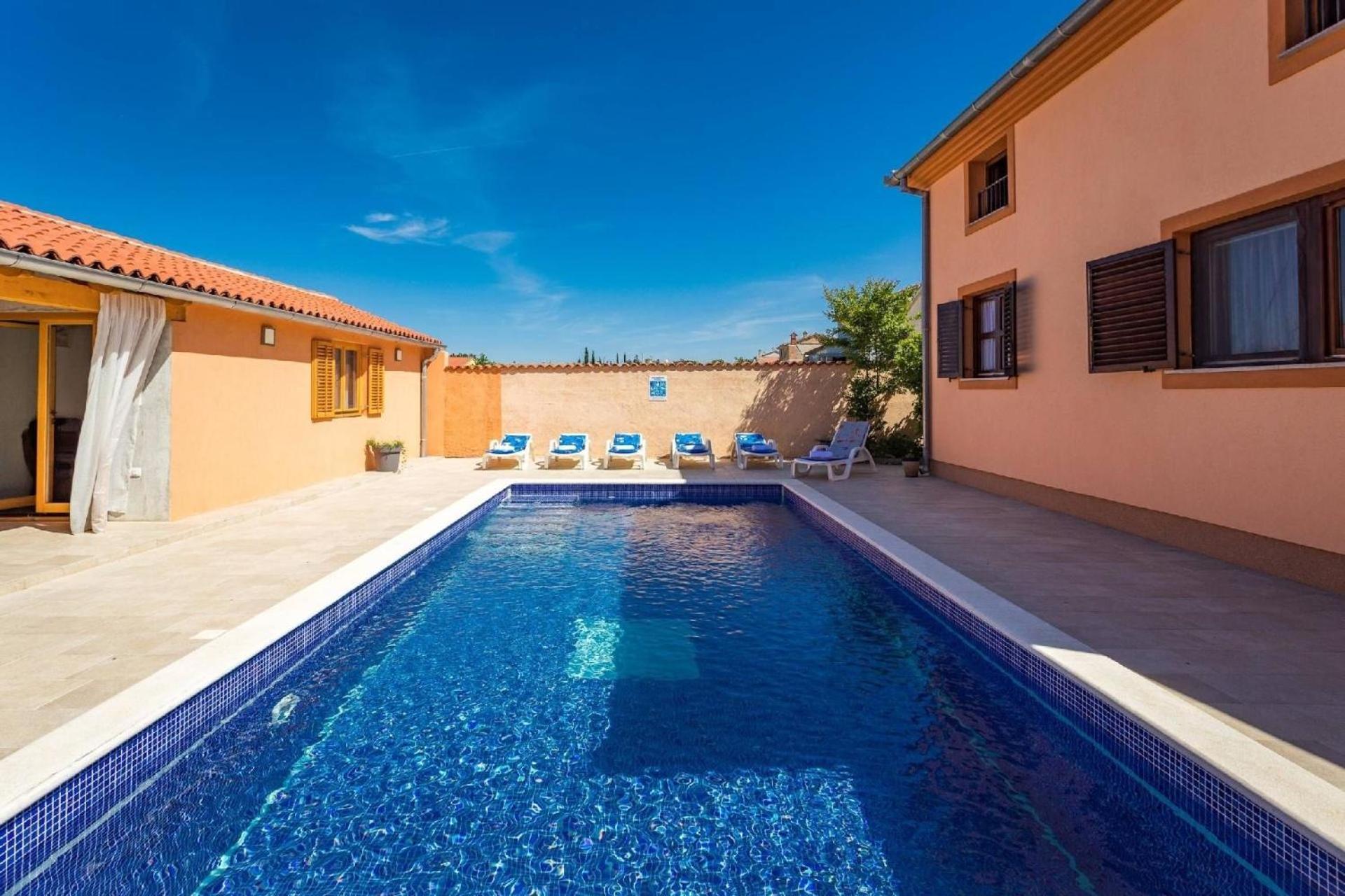 4 Schlafzimmer, 3 Badezimmer, Wohnzimmer, Voll Ausgestattete Kueche, Privater Pool, Sommerkueche, Grill, Garten Pula