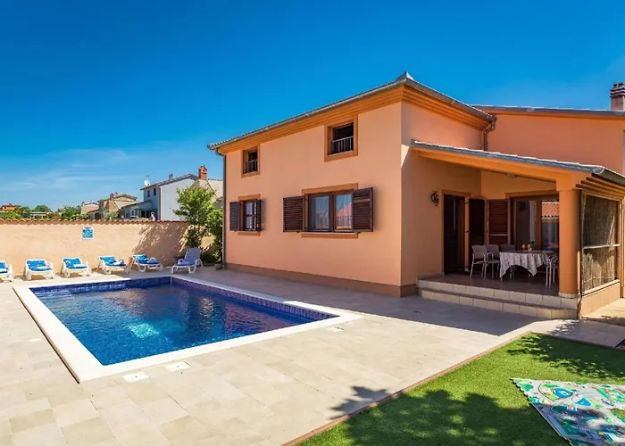 4 Schlafzimmer, 3 Badezimmer, Wohnzimmer, Voll Ausgestattete Kueche, Privater Pool, Sommerkueche, Grill, Garten