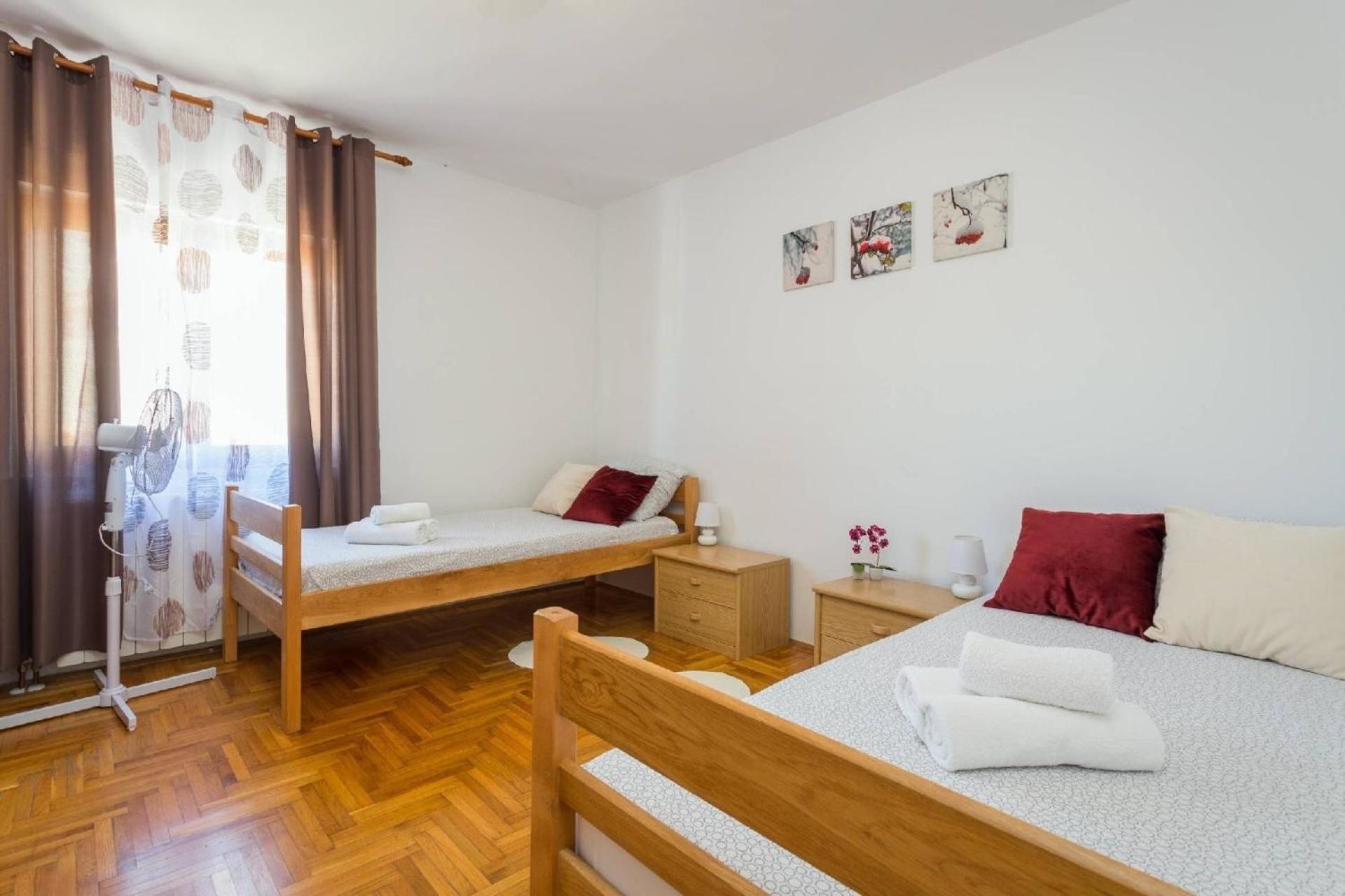 Počitniška hiša 4 Schlafzimmer, 3 Badezimmer, Wohnzimmer, Voll Ausgestattete Kueche, Privater Pool, Sommerkueche, Grill, Garten Pula