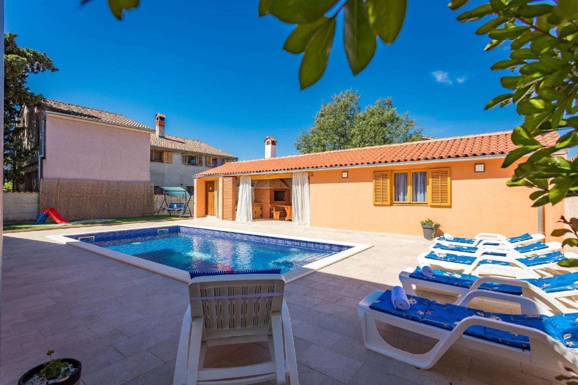 Vikendica 4 Schlafzimmer, 3 Badezimmer, Wohnzimmer, Voll Ausgestattete Kueche, Privater Pool, Sommerkueche, Grill, Garten
