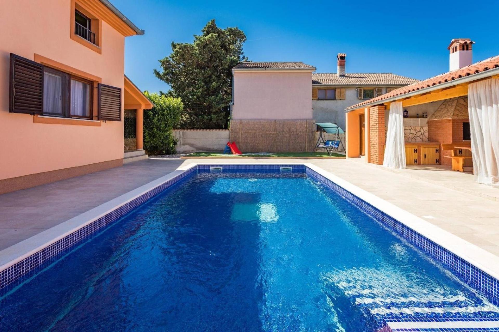 4 Schlafzimmer, 3 Badezimmer, Wohnzimmer, Voll Ausgestattete Kueche, Privater Pool, Sommerkueche, Grill, Garten