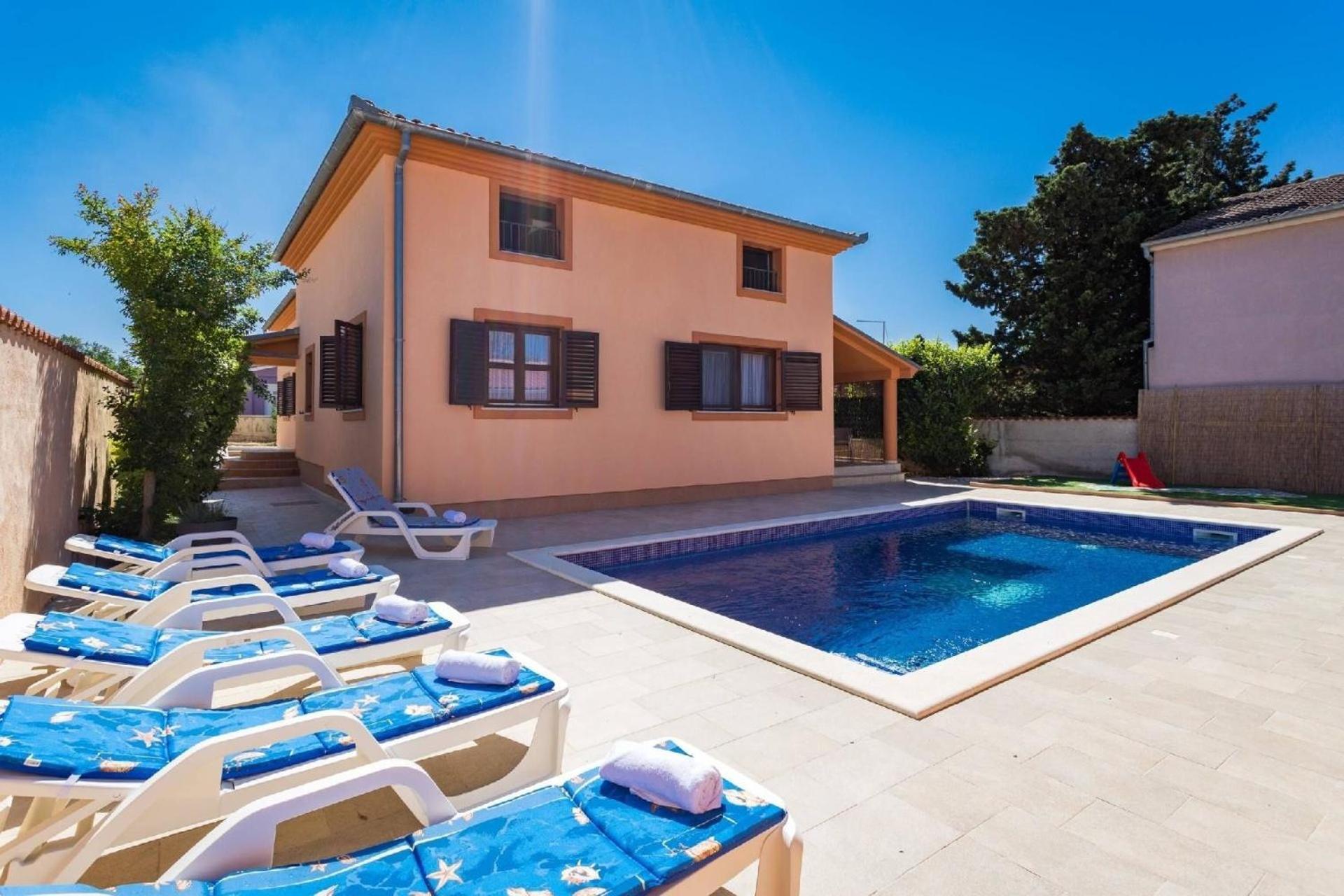 Vikendica 4 Schlafzimmer, 3 Badezimmer, Wohnzimmer, Voll Ausgestattete Kueche, Privater Pool, Sommerkueche, Grill, Garten Pula