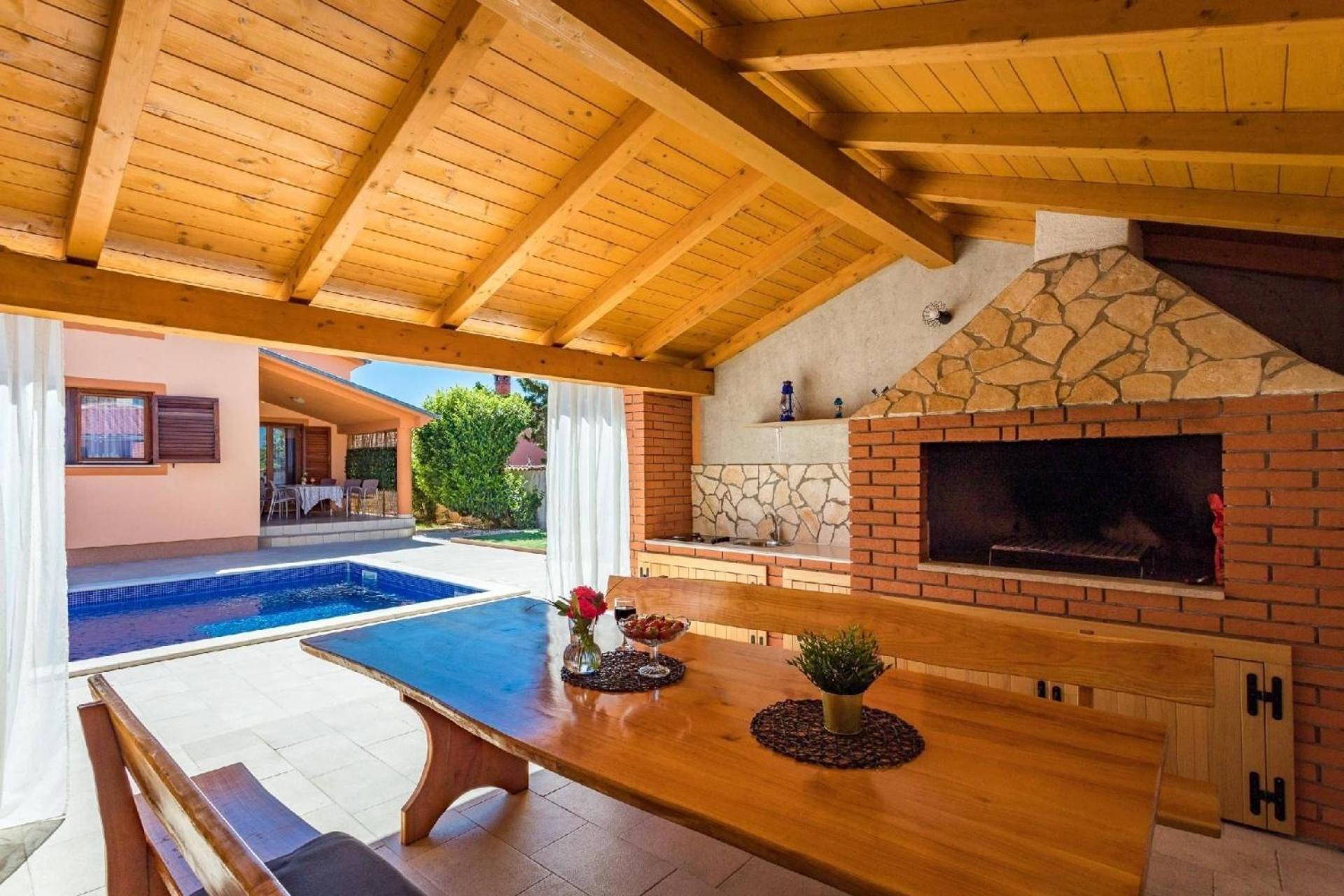 4 Schlafzimmer, 3 Badezimmer, Wohnzimmer, Voll Ausgestattete Kueche, Privater Pool, Sommerkueche, Grill, Garten Pula