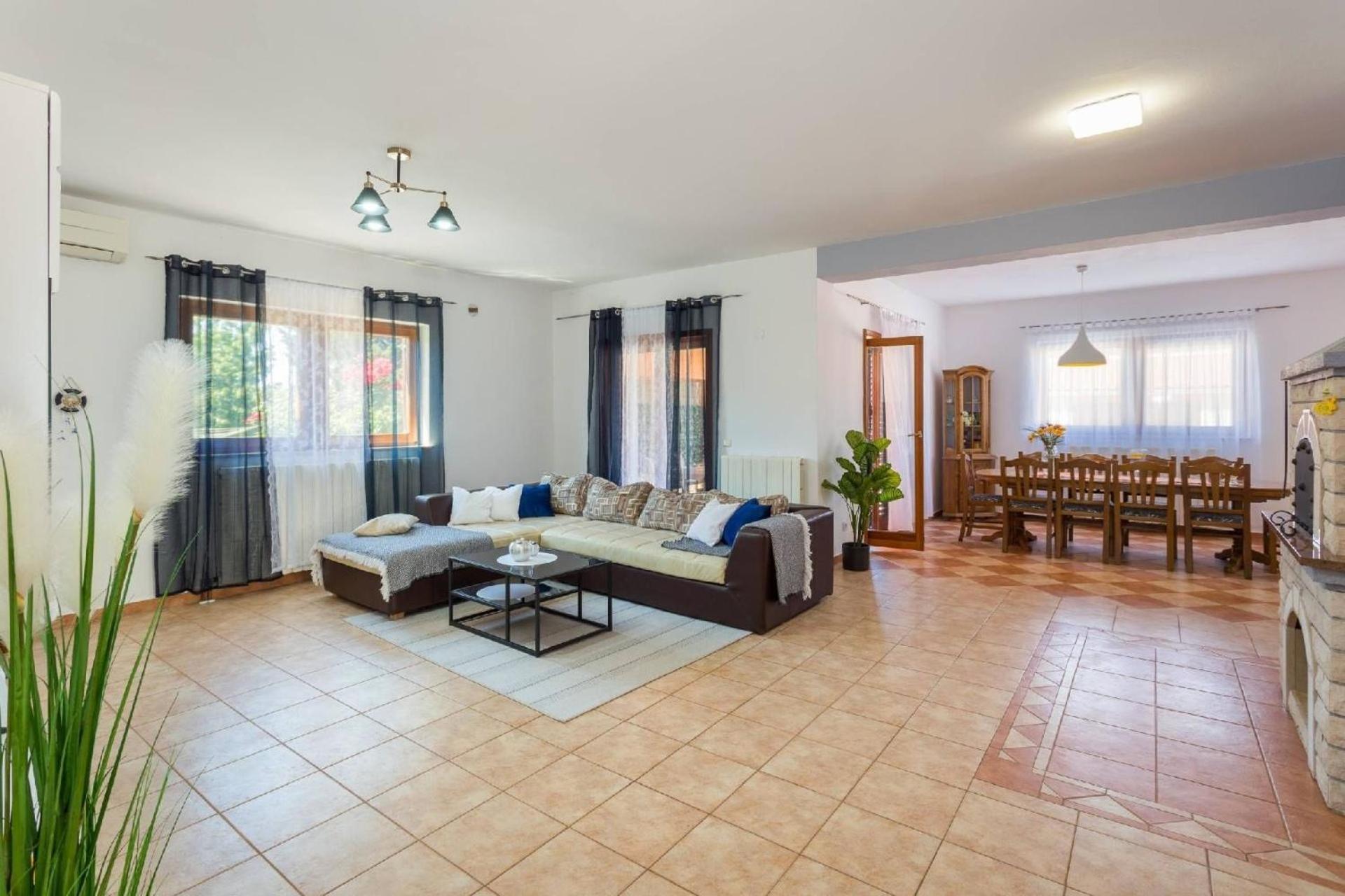Vikendica 4 Schlafzimmer, 3 Badezimmer, Wohnzimmer, Voll Ausgestattete Kueche, Privater Pool, Sommerkueche, Grill, Garten *