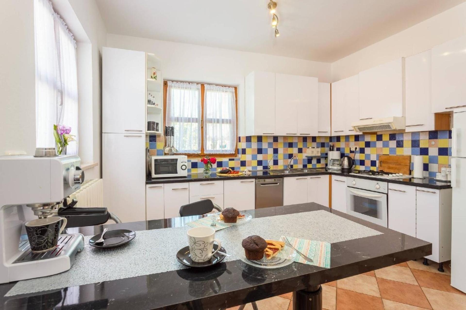 4 Schlafzimmer, 3 Badezimmer, Wohnzimmer, Voll Ausgestattete Kueche, Privater Pool, Sommerkueche, Grill, Garten Pula