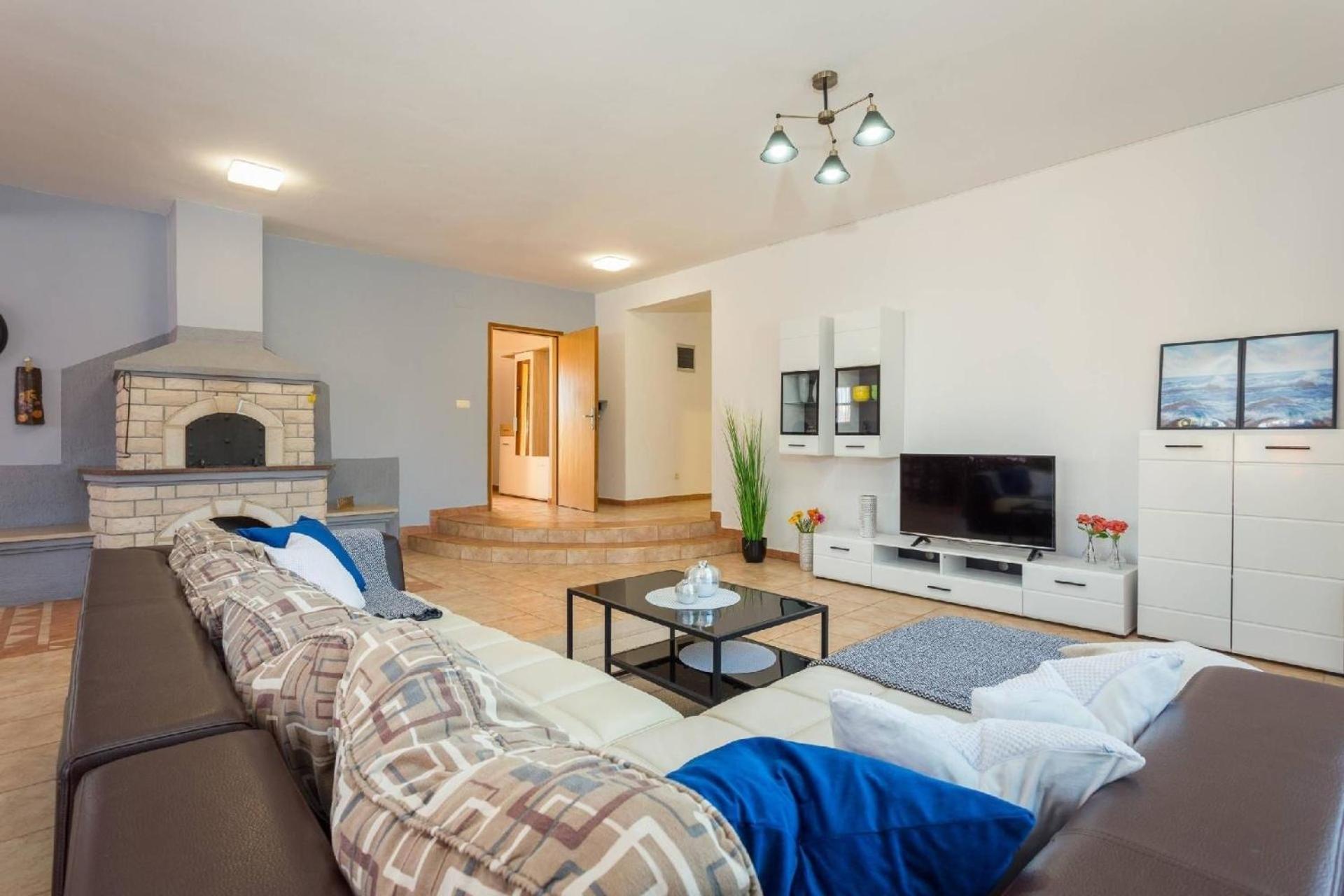 4 Schlafzimmer, 3 Badezimmer, Wohnzimmer, Voll Ausgestattete Kueche, Privater Pool, Sommerkueche, Grill, Garten