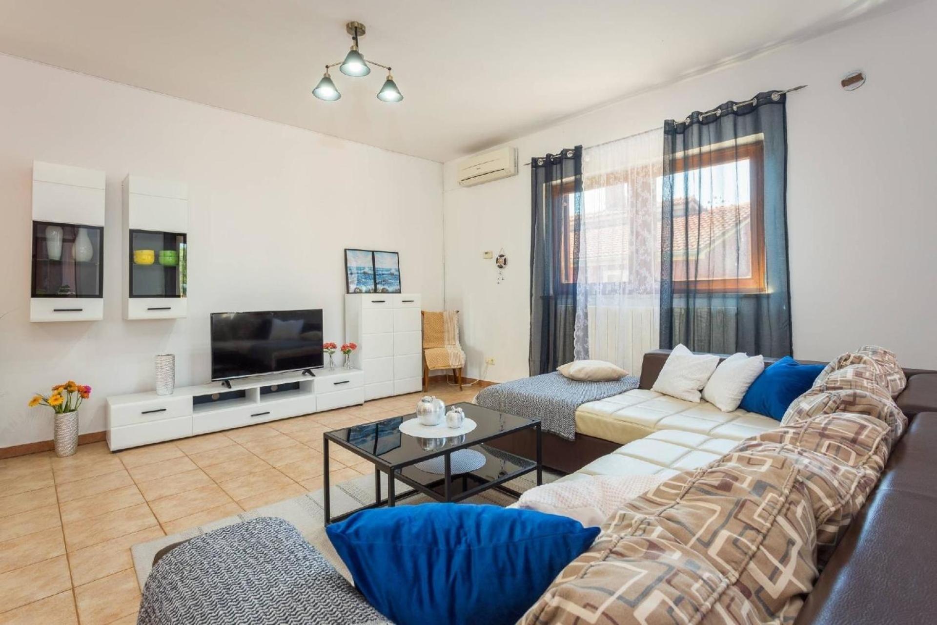 Vikendica 4 Schlafzimmer, 3 Badezimmer, Wohnzimmer, Voll Ausgestattete Kueche, Privater Pool, Sommerkueche, Grill, Garten Pula