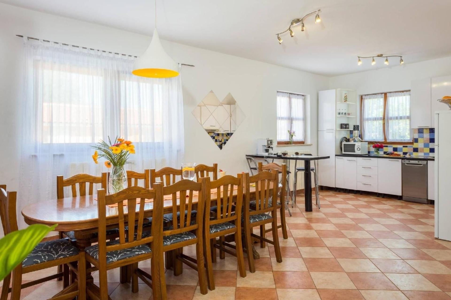 4 Schlafzimmer, 3 Badezimmer, Wohnzimmer, Voll Ausgestattete Kueche, Privater Pool, Sommerkueche, Grill, Garten